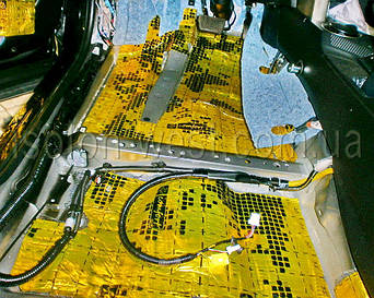 Переходим к полу. Виброизоляцию перед поклейкой прогреваем.