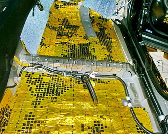 Аналогично и с пассажирской стороны. Все прикатываем валиком.