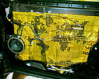 Второй слой мы лепим на внутреннюю сторону двери.