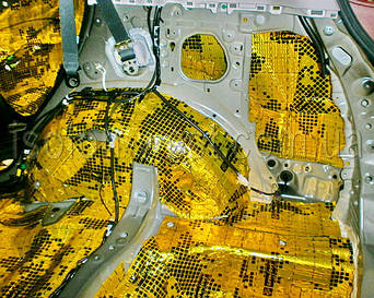 Плотненько обрабатываем арки. От них очень много идет вибрации и шума.