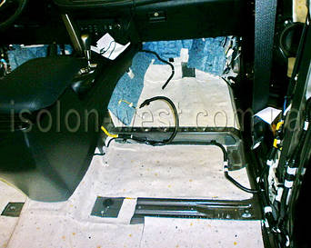 Далее клеим Бибитон (или войлок). Шумоизоляцию. 