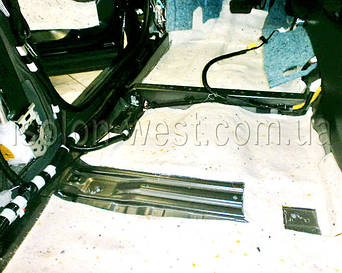 Попутно крепим провода, что бы они не болтались при езде автомобиля. Не забываем за антискрип.