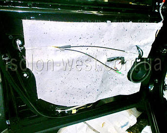 Перед тем как все обратно зашить проверяем работает ли дверная электроника.