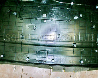 Декоративную крышку нужно тоже обработать виброизоляцией.