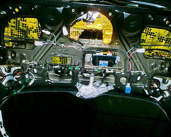 Наносим максимальное количество виброизоляции. Все прикатываем валиком.