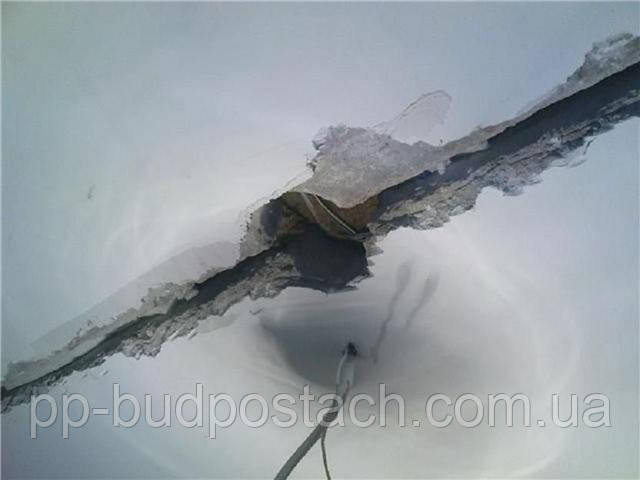 Як закрити щілини в стелі, Як замісити цемент для закладення великих щілин у стелі.