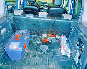 Всю обшивку нужно демонтировать.