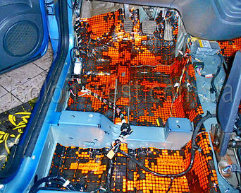 Салон чистим, моем, обезжириваем и клеим прогретую виброизоляцию.