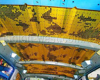 Клеим виброизоляцию. Прикатываем валиком.