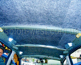 Дальше даем хороший слой войлока. Он обесшумит потолок на мертво.