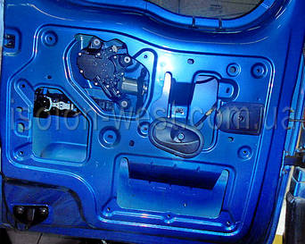 Карта двери снимается чтобы иметь доступ к внутренней части.