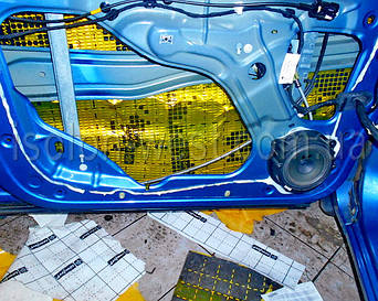 Клеим виброизолятор. Прикатываем валиком.