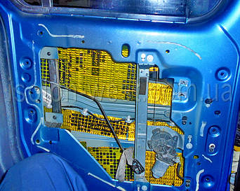 Дренажные отверстия не закрываем.