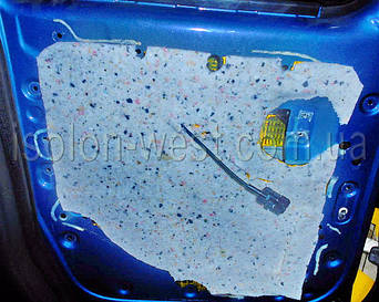 Прорезаем отверстия для тросиков и проводов.