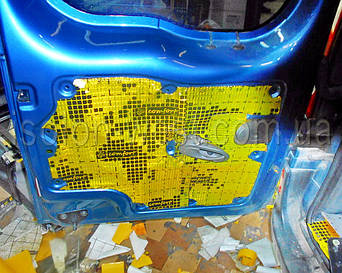 Все нужно хорошо прикатать валиком.