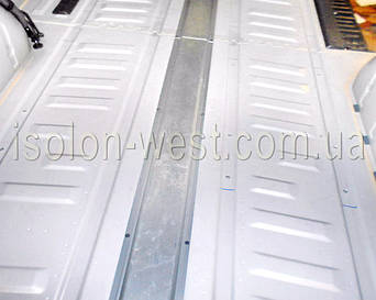 Сумасшедший шум от выхлопной трубы и подвески. На полу нет виброизоляции и вовсе.