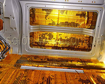 В салоне нужно покрыть виброизоляцией практически все что видите.