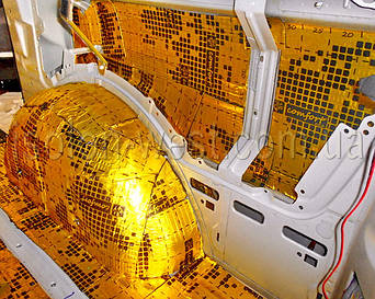 На сами арки нужно дать толстую виброизоляцию. Все хорошо прикатываем валиком.