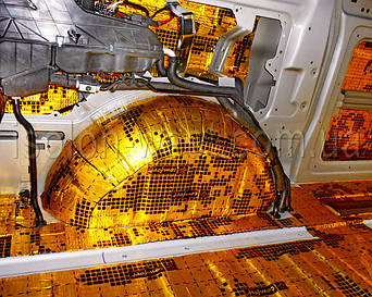 Все хорошо кладется и прилегает к металлу, так как мы все куски вибры прогреваем феном.