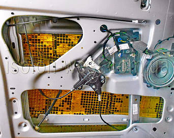 Клеим виброизолятор на чистую обезжиренную поверхность.