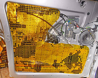 Внешне еще слой виброизолятора одним листом. Все хорошо прикатываем валиком.