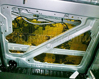 После подготовки металла клеим разогретую виброизоляцию.