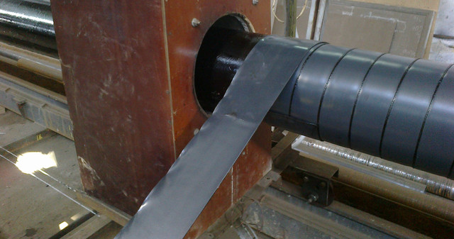 Нанесення бітум-полімерної стрічки на трубу дм. 219мм. з індукційним нагріванням труби