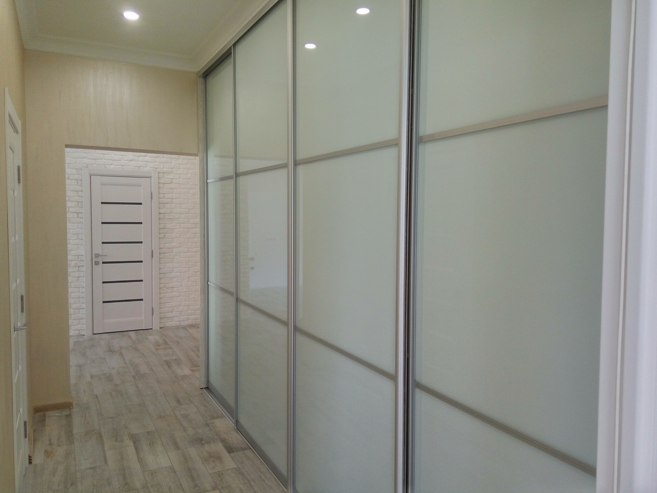 Вбудована шафа купе в коридор