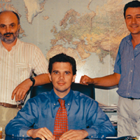 1989 Создано компанию USCO, которая начала свою деятельность как торговая компания, специализирующаяся на запасных частях для Caterpillar® для землеройных машин.