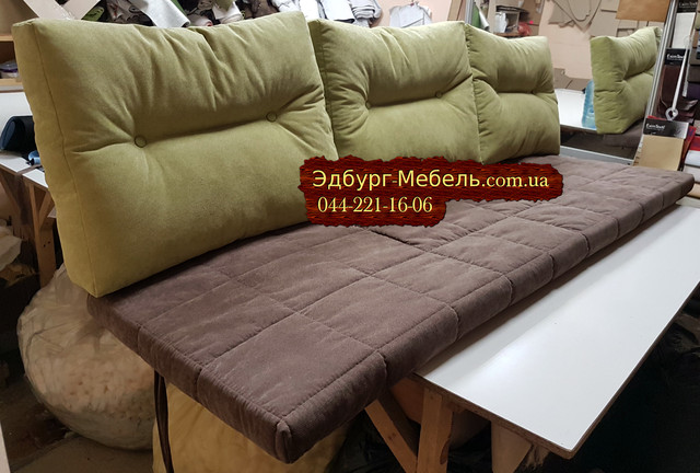 Подушки на гойдалки, цегляні прибудови, металеві меблі