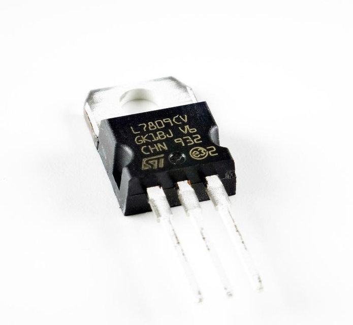 Стабилизатор 5 вольт лм. 7809 стабилизатор. 7809 стабилизатор. Стабилизатор на 9 вольт 7809. 7824 стабилизатор.