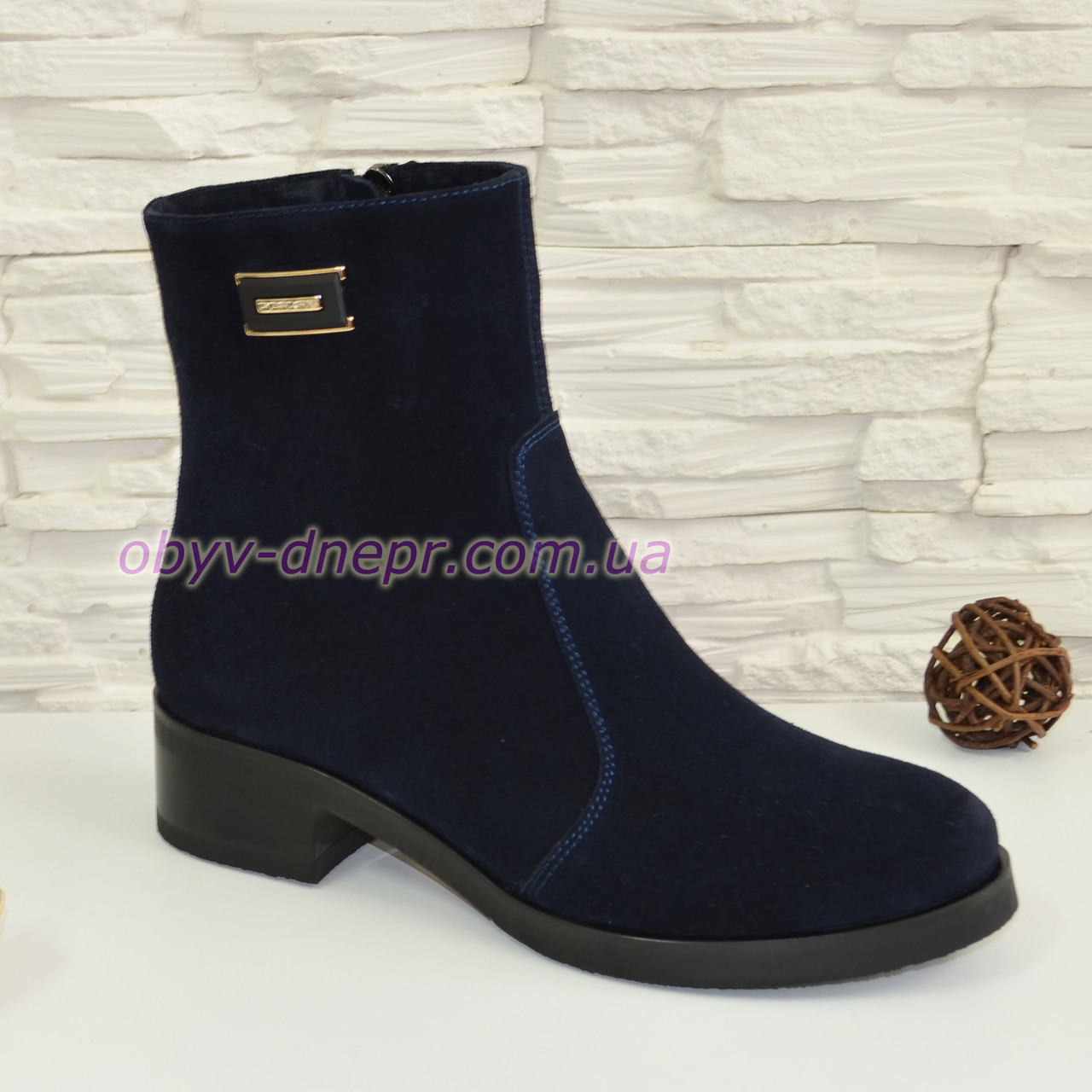 Черевики жіночі сині замшеві на невисокому каблуці, декоровані фурнітурою, фото 1