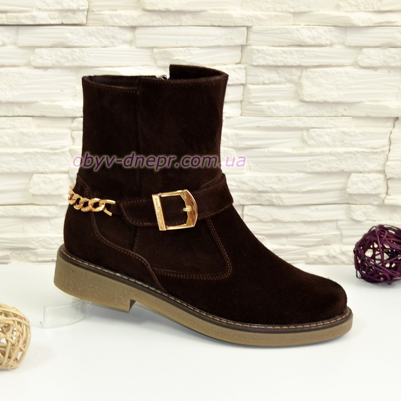 Замшеві черевики коричневі жіночі, декоровані ланцюгом і ремінцем, фото 1