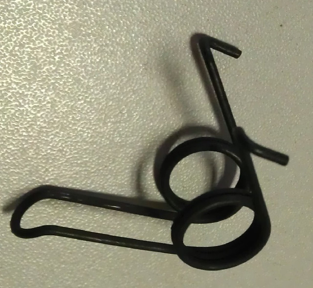 Пружина (пружинка) поворотна гачка (засувки, лапки, язичка) замка відкривання капота GM 39082859 1178535 1178212 90494838 90052801 OPEL Astra-F/G/H, фото 1