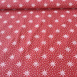 Тканина з бежевими сніжинками на темно-червоному тлі, ширина 145 см, фото 3