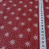 Тканина з бежевими сніжинками на темно-червоному тлі, ширина 145 см, фото 4