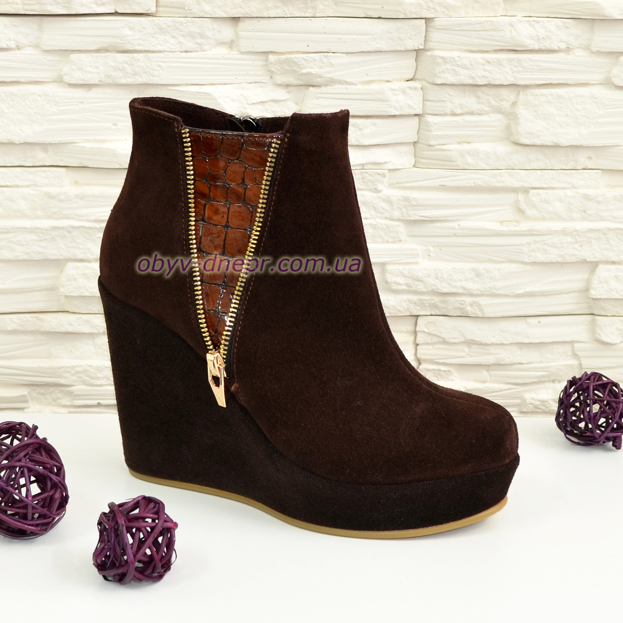 Черевики коричневі жіночі замшеві на високій платформі, декоровані лакової вставкою, фото 1