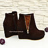 Черевики коричневі жіночі замшеві на високій платформі, декоровані лакової вставкою, фото 3