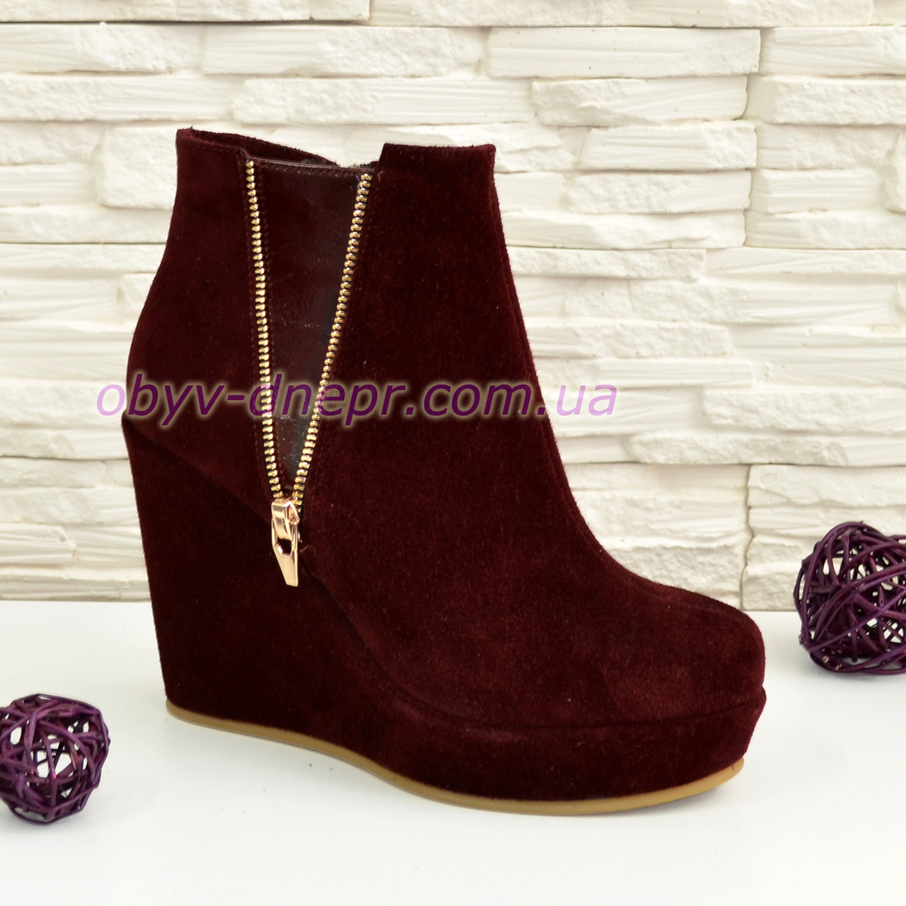 Напівчеревики бордові жіночі замшеві на високій платформі, декоровані лакової вставкою, фото 1