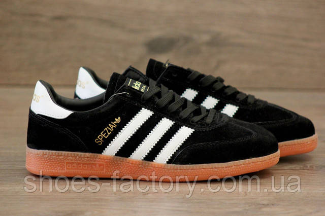 На фото Adidas Spezial Adidas Spezial з розпродажу