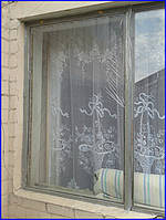 Пленка поставляется в сложенном вдвое виде, поэтому перед использованием два слоя нужно отделить друг от друга. 
Полотно пленки рассоединяется с помощью ножа или можно сильно подуть на край пленки. 
Верх пленки приклеивается к верхней полосе скотча