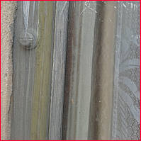 Желательно, чтобы кто-то помог, держа пленку за нижний край и не давал ей приклеиться прежде времени.
Монтировать такой материал, как теплосберегающая пленка, на окна лучше всего вдвоем. 
Так можно добиться максимально качественной установки. 