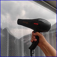 После наклеивания пленку нужно обдуть теплым воздухом из фена, добившись ее усадки. 
Пленке придают равномерность и гладкость обдуванием горячим воздухом из фена. 
Обдуйте пленку горячим воздухом их фена, чтобы разгладить все неровности.