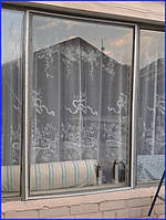 Многие владельцы квартир отмечают, что после установки пленки в комнатах становится тише. 
Шум с улицы практически не проникает. 
Стоит этот замечательный, уникальный материал не  дорого.
Отделка одного окна обойдется не более чем в тридцать гривн