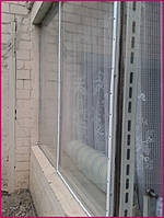 Энергосберегающая пленка на окна устанавливается довольно-таки легко, при этом материал это действительно очень эффективный. 
Микроклимат в помещении с его использованием можно улучшить значительно. 