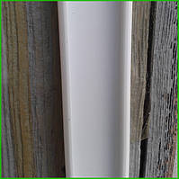 Монтировать пленку на оконную раму лучше вдвоем.
Сначала на раму окна саморезами крепят кабель-канал без верхней крышки.