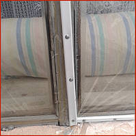 Рассоединяют между собой два слоя теплосберегающей пленки (она сложена вдвое) сильно подув на нее, или поддев канцелярским ножом.
Раскраивают пленку в соответствии с размерами окон и с учетом выхода за кабель-канал не менее 2 см.