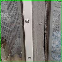 После этого надо удостовериться в правильности раскроя, приложив кусок пленки к к рамке из кабель-канала без крышки.
Вдвоем аккуратно защемляют плёнку между верней крышкой кабель-канала к его основанием.