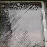 При этом совершенно не обращают внимание на образующиеся морщины, так как главное, чтобы пленка была равномерно защемлена в кабель-канале по всему протяжению кабель-канала.  
Кабель-канал с защемлённой плёнкой крепят к раме окна саморезами.