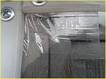 Служит она не менее 5 лет, зимой не пропускает в помещение холод, а летом жару.
Если пленка случайно порвалась, ее можно отремонтировать прозрачным скотчем.